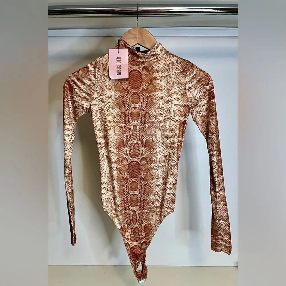 NWT Misguided bodysuit is size 2